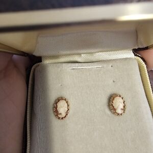Vintage 14k gold Cameo Krementz earrings